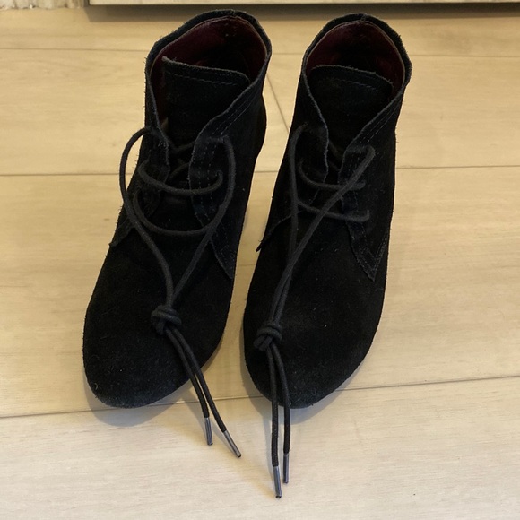 Bcbgeneration Black Suede Heeled Booties Ankle Boots Women's - Picture 1 of 7